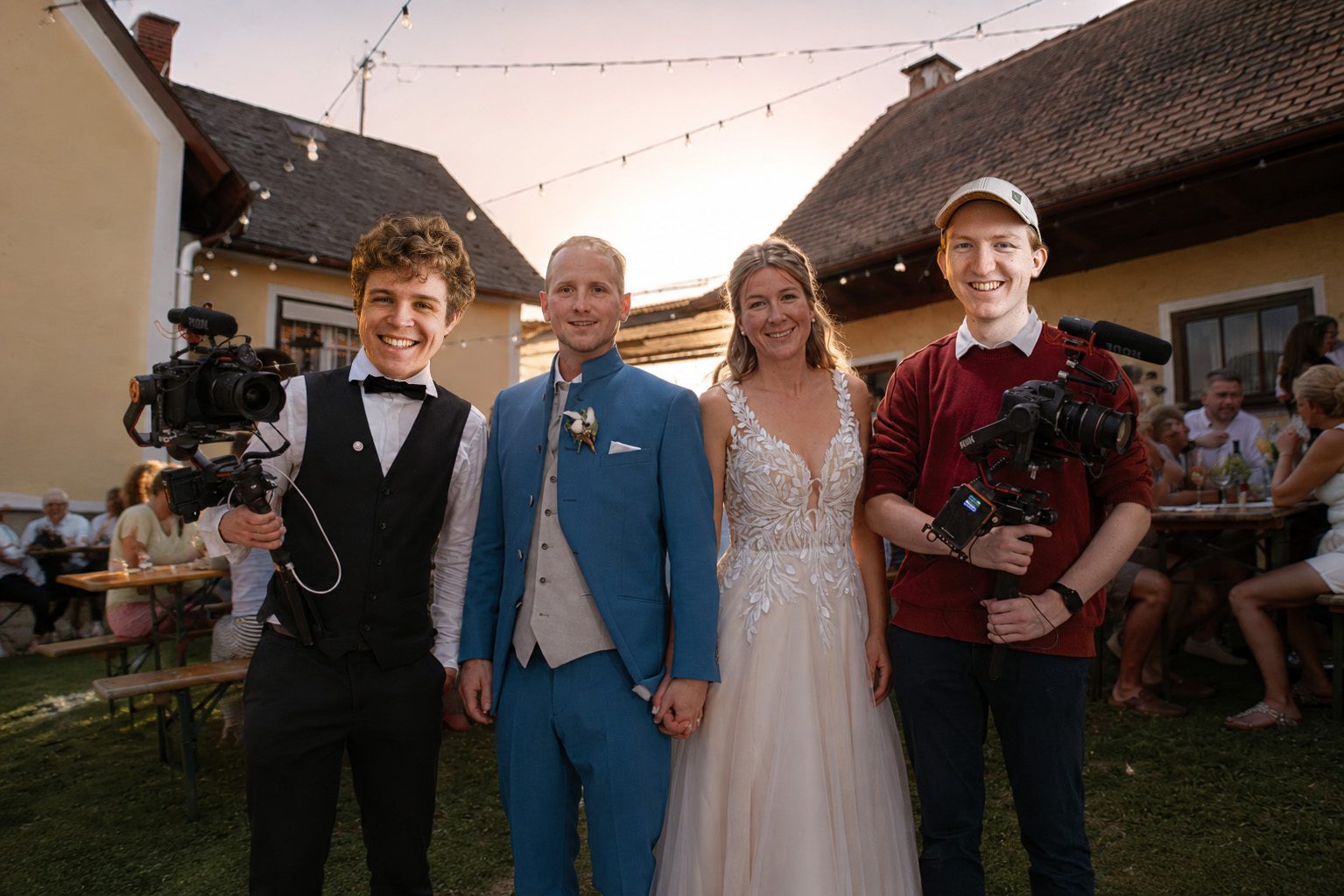 Videoteam mit Brautpaar im Innenhof bei Sonnenuntergang